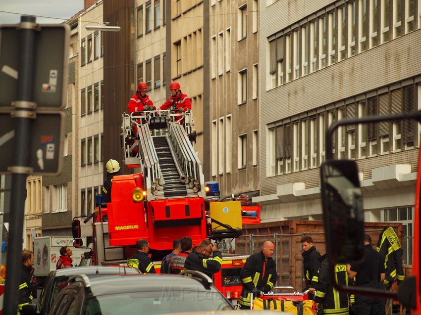 Person auf Baukran Koeln Christophstr P129.JPG